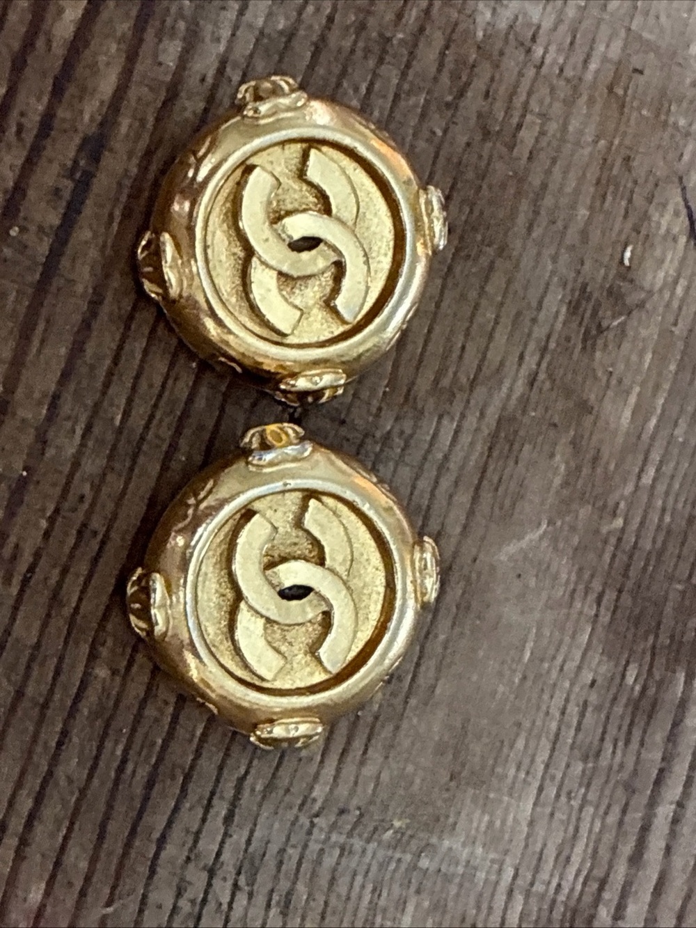CHANEL Gold Interlocking CC clip on vintage Earrings - Picture 8 of 11